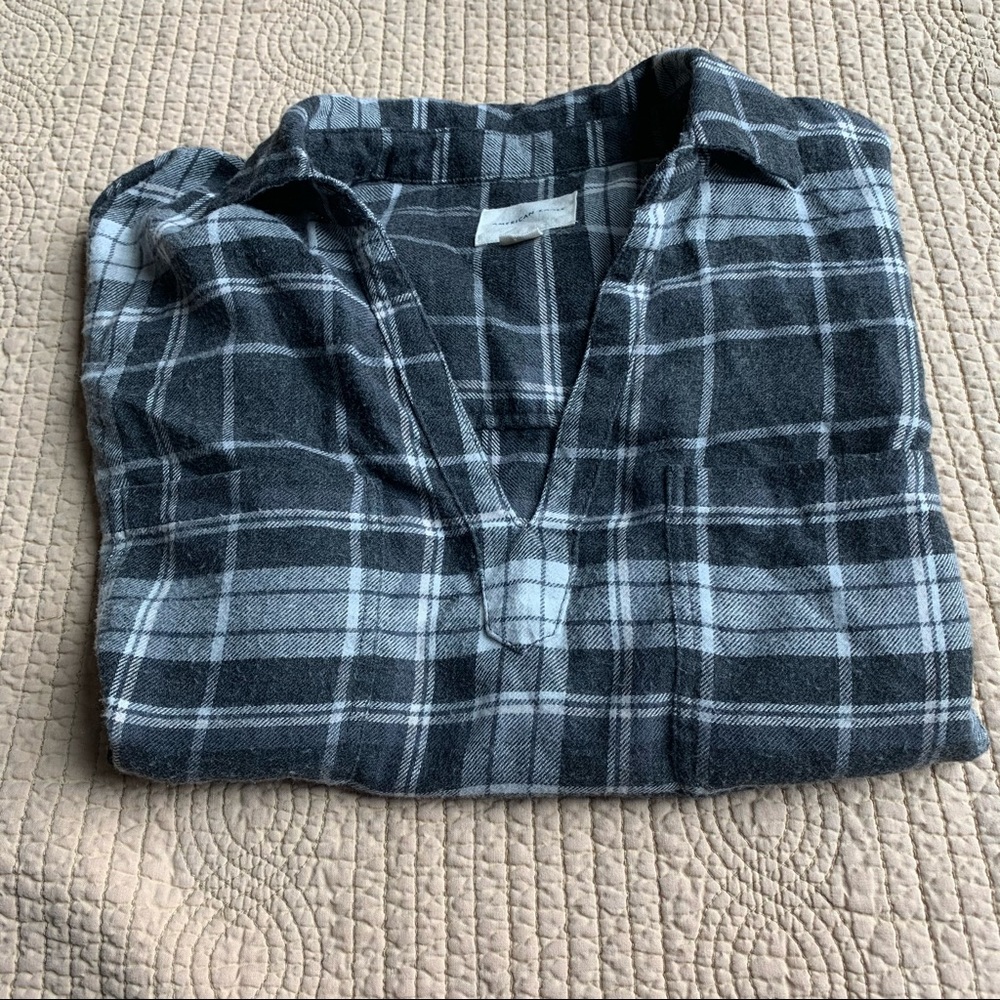 American Eagle grey/white V-necked cropped top